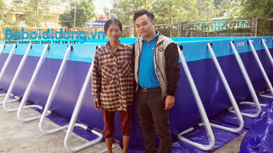 Hoàng Hải tài trợ hồ bơi miễn phí thứ 2 cho cô Sáu Thia ở Đồng Tháp